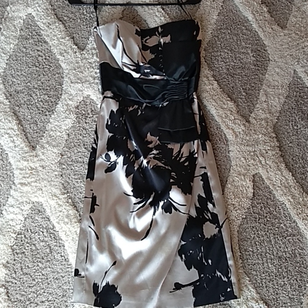 🛍️SALE🛍️:Whit House Black Market Strapless Dress